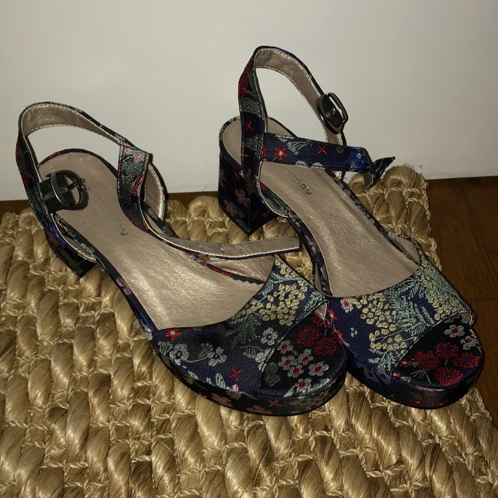 A flower pattern 3 inch square heel
